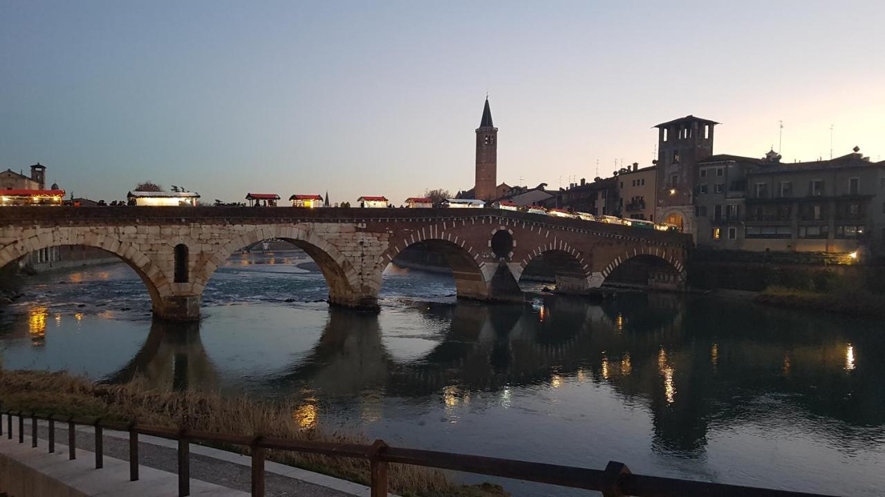 شقة Palazzo Ponte Pietra فيرونا المظهر الخارجي الصورة